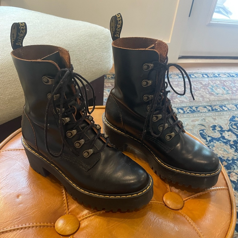 Dr. Martens Leona